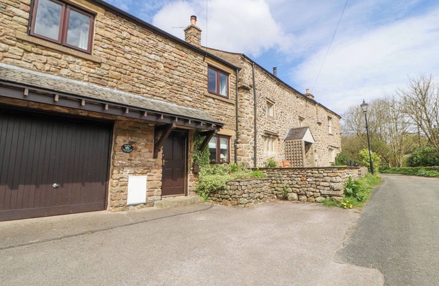BARN COTTAGE, pet friendly, character holiday cottage in Ingleton
