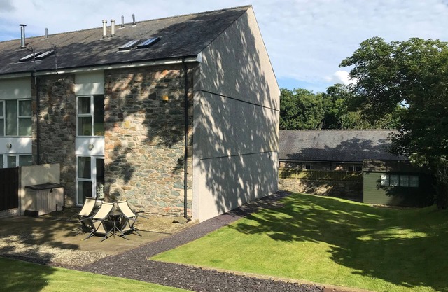 BARN END, 9 STAD CLYNNOG, pet friendly, with a garden in Newborough