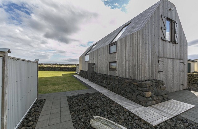 Barn House by the shore in South Iceland - with hot tub