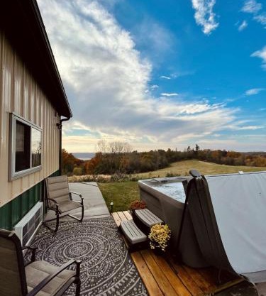 Barn On The Ridge - HOT TUB - Sleeps 6