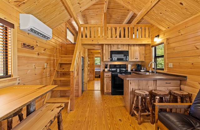Barnwell Mountain Cabins #2: Cabin/Tiny Home w/loft in Gilmer across from BMRA