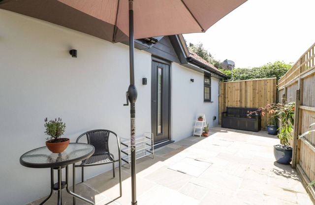 BARROW LODGE, pet friendly, with a garden in Blandford Forum