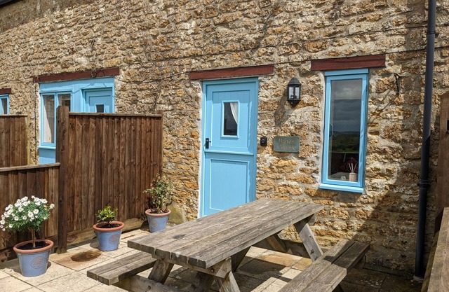 BARTON COTTAGE, pet friendly, character holiday cottage in Bridport