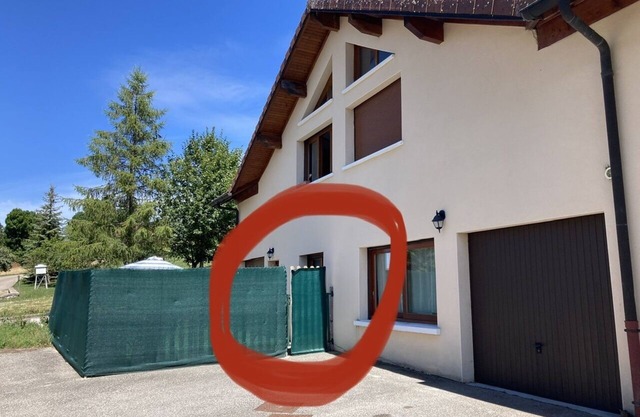 Bas-Jura apartment in Giron