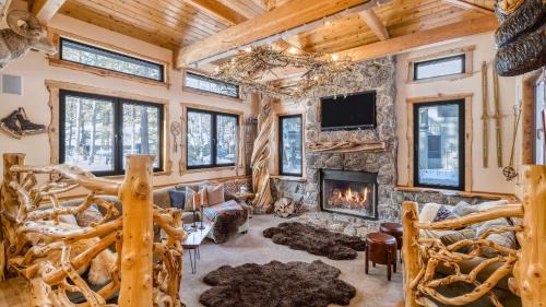 Base Camp by AvantStay Magical Cabin w Sauna Hot Tub Close to Snow Golf