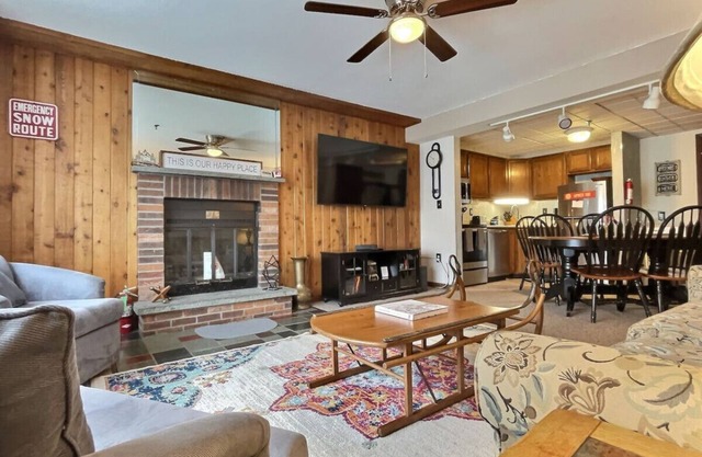 BaseLoj - Pool, Firepit, Bike to Mountain!