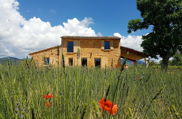 Bastidon with heated pool and private garden in the Luberon