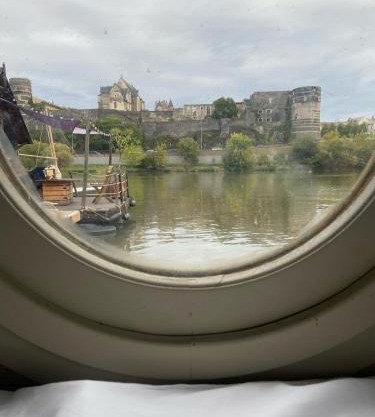 Bateau traditionnel de Loire face au château d'Angers