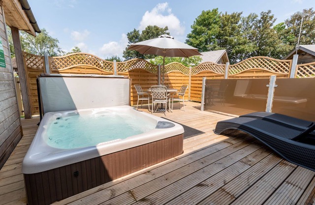 Bath & West lodge - sleeps 4/5 with private hot tub