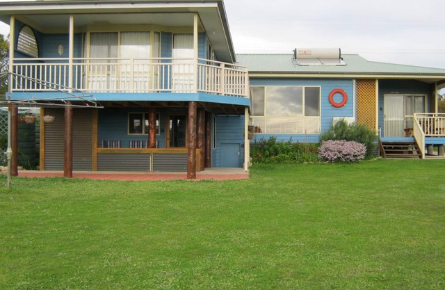 Baudins View Holiday House with 4 Queen Beds 1 double and 1 sofa bed