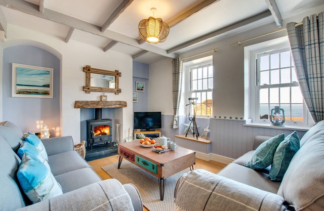 Bay Cottage - Three Bedroom House, Sleeps 6