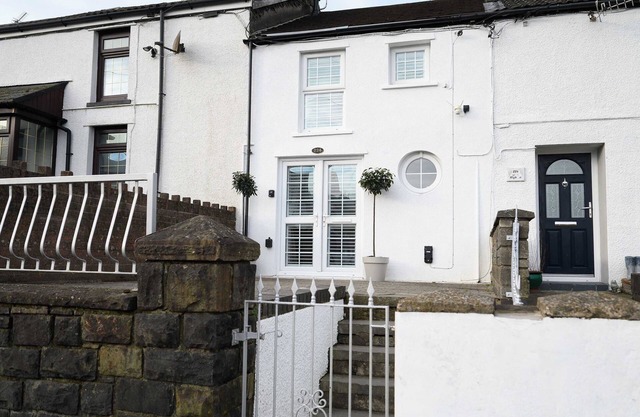 Bay Tree Cottage Rhondda Valley by StayStaycations