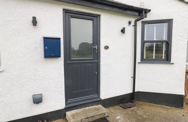 BAY TREE COTTAGE, pet friendly, with open fire in Llanrug
