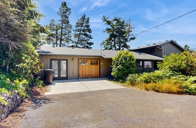 Bay-view, dog-friendly home with a pool table & children's items