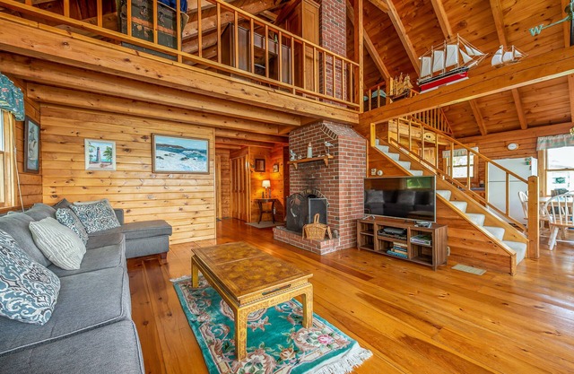 Bay-View. Waterfront Log cabin on the bay. Pet Friendly.