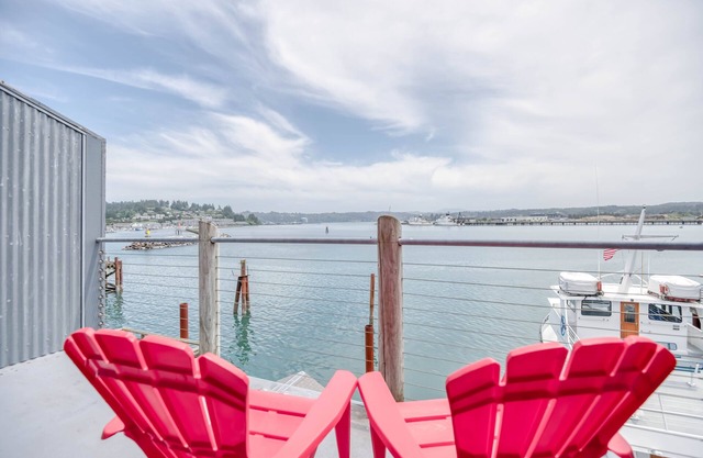 Bayfront Studio Boasts Bay and Ocean View Spa Tub, Fireplace, and Private Deck!