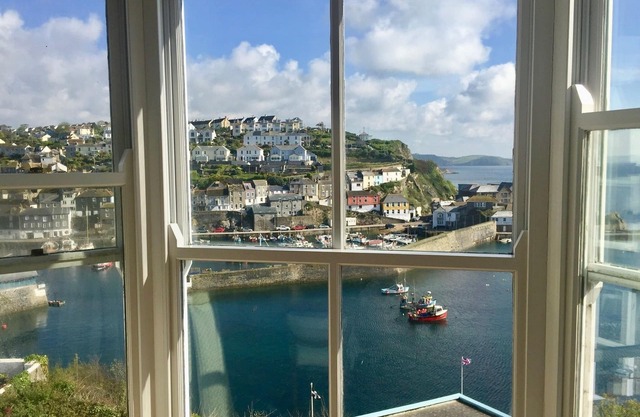 Bayview Cottage - Breathtaking Harbour and Sea Views, with Complimentary Parking