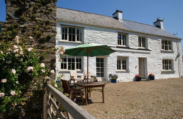 Bayvil, Newport - Four Bedroom Cottage, Sleeps 8