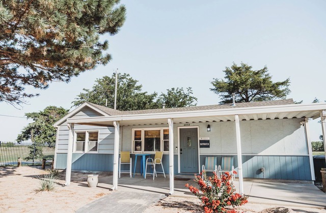Baywatch House a Retro Charming 3-bedroom in delightful Wichita
