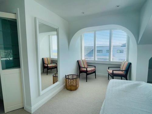 Baywatch Mawgan Porth Spacious Home sleeps 9, Games room, Parking & Garden