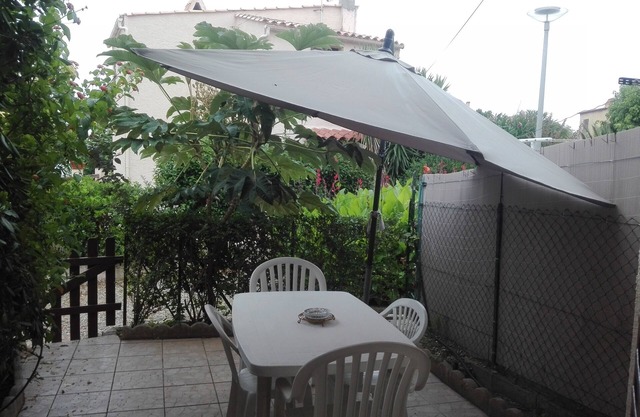 Beach<50m.Equipped terrace. Parking. Car and bicycle options. Wifi. No. of activities
