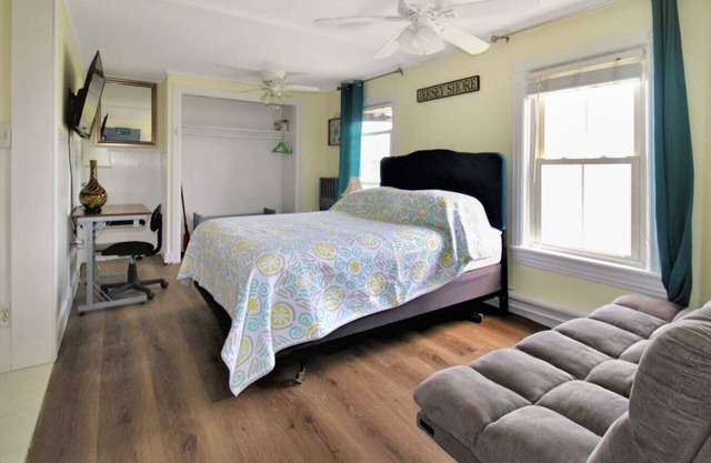 Beach Apt #18 Studio w/Bath, Kitchen & Work Space