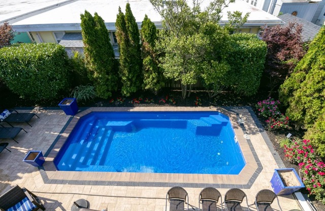"Beach Block! Pool, Roof Deck, 7BR/6BA, Sleeps 16