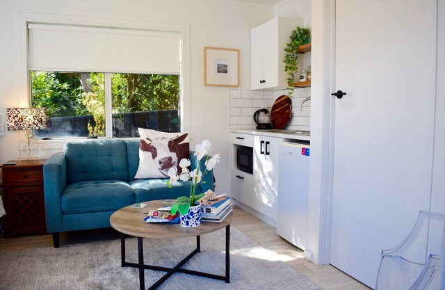 Beach, Cafes, Golf, Sun & Privacy at Paraparaumu Beachside Studio w sea view