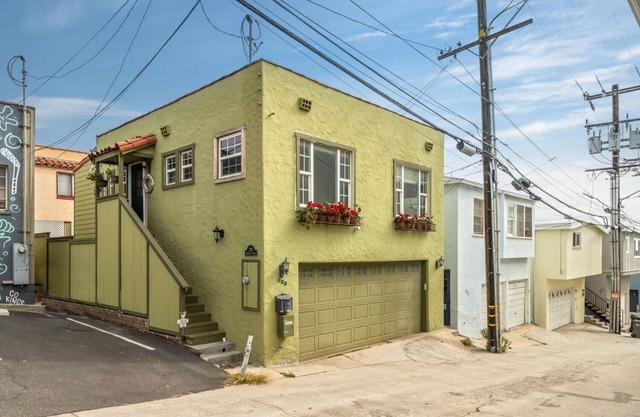 Beach Cottage, ocean view, walk to beach and downtown