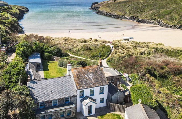 Beach Cottage - Porthcothan - a cottage that sleeps 7-11 guests in 6 bedrooms