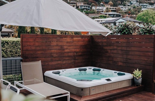 Beach Cottage with Deck & Spa in Terrigal. 10min walk to beach