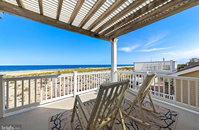 Beach front family home with gated courtyard! n5 minutes to rides and arcade.