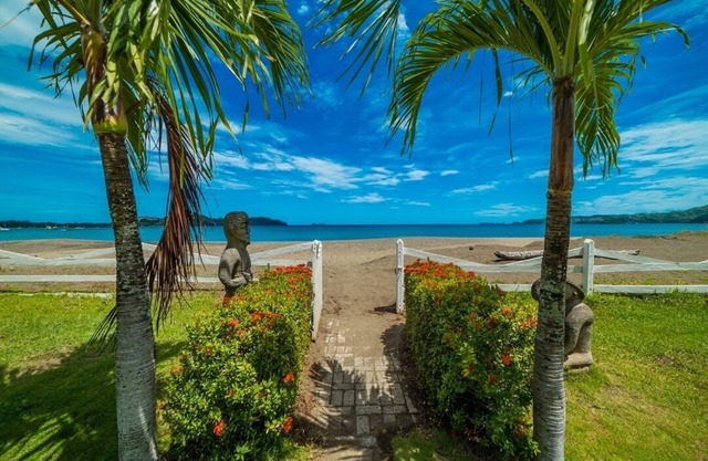 Beach Front Feet in the Sand, Ocean View, 1 BR 1BA, Ocean Front Pool