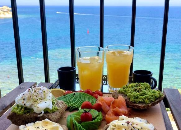 Beach front High End apartment, direct sea views.