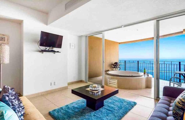 BEACH FRONT~ JACUZZI ~ SPECTACULAR OCEAN VIEWS