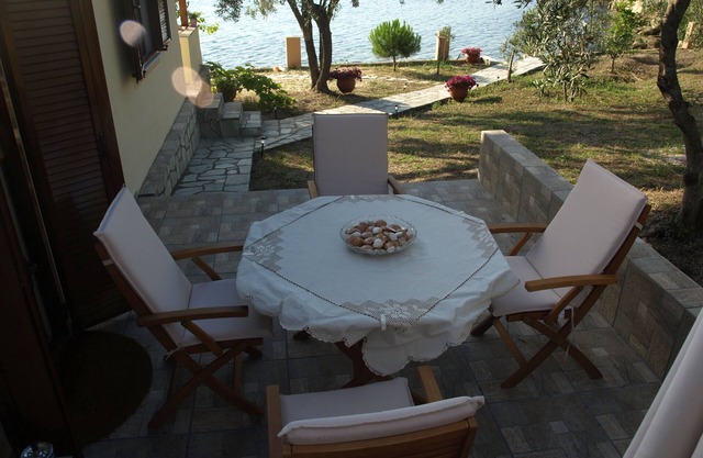 BEACH HOUSE ONAR DIAPOROS - DON T DREAM IT BOOK IT
