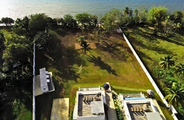 Beach House Wood w/private pool, WiFi, kayak, full A/C.