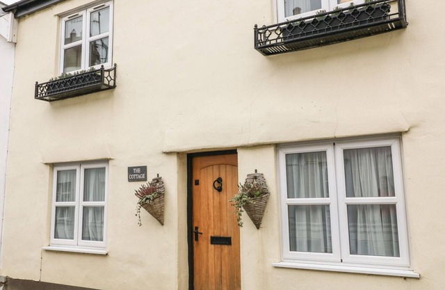 BEACH RETREAT, pet friendly, with open fire in Instow