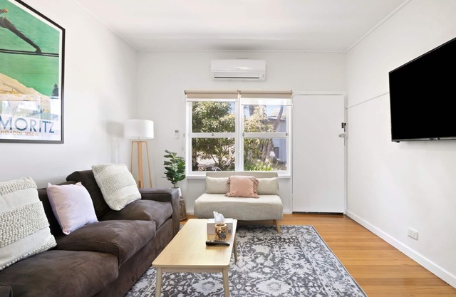 Beach Shack: 2 BR, 1 BA Duplex in Torquay, Sleeps 4