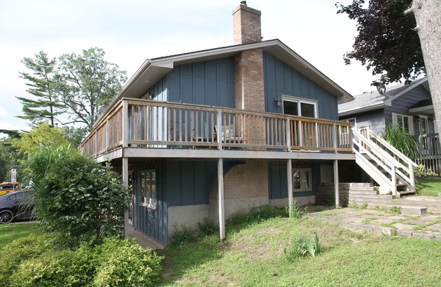 Beach Town Cottage Retreat - 3 minute walk to beach