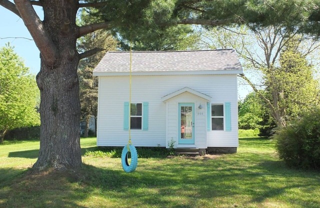 Beach Town Escape - NEWLY-REMODELED & GORGEOUS! GREAT LOCATION AS WELL!