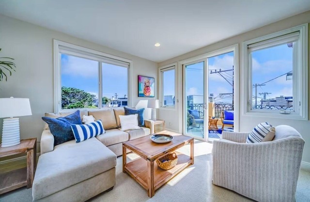 Beach Townhome with Ocean Views, Sleeps 6, Garage Parking Space