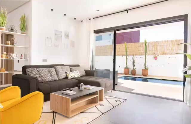 Beach Vibe Villa - Sunny Stay