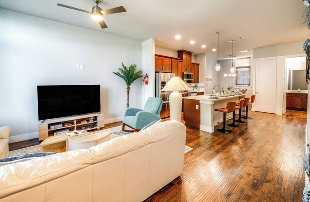 Beach Vibes, Walkable Location: Farmers Branch Gem