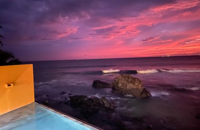 Beach villa with an infinity pool at the heart of Unawatuna