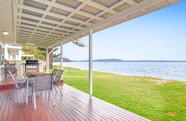 Beached Inn, 93 Foreshore Drive - Spacious beach front house