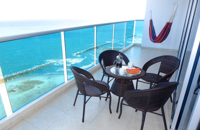 Beachfront 2BR Apt with Pool, Fabulous Balcony & Sea Views, Steps To Old City