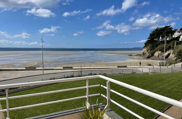 Beachfront apartment with balcony 50 m from the beach