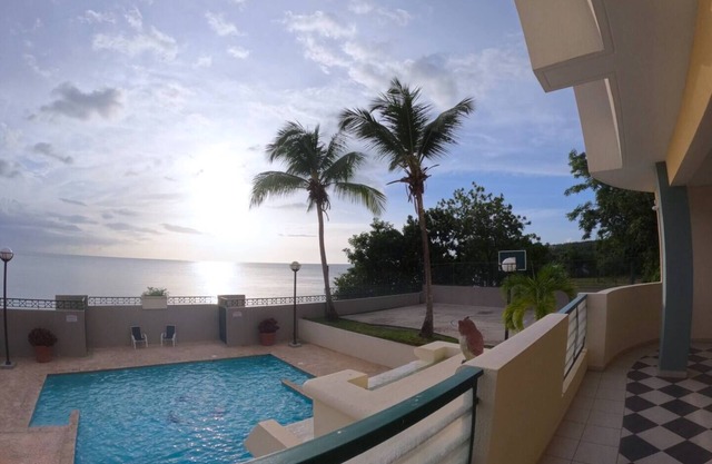 Beachfront Apartment in Joyuda With Pool and Basketball Court