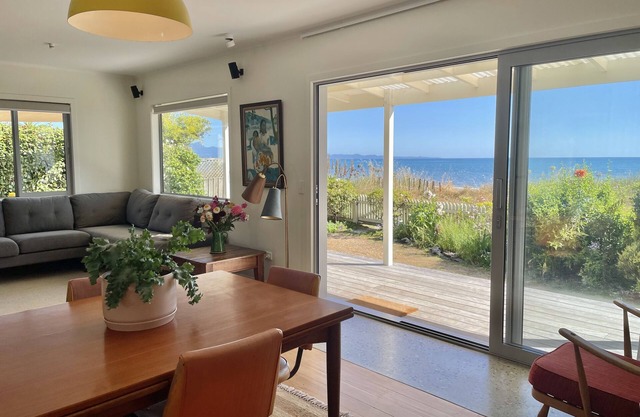 Beachfront Bach, moments to ocean, breathtaking views, family friendly, Wi-Fi